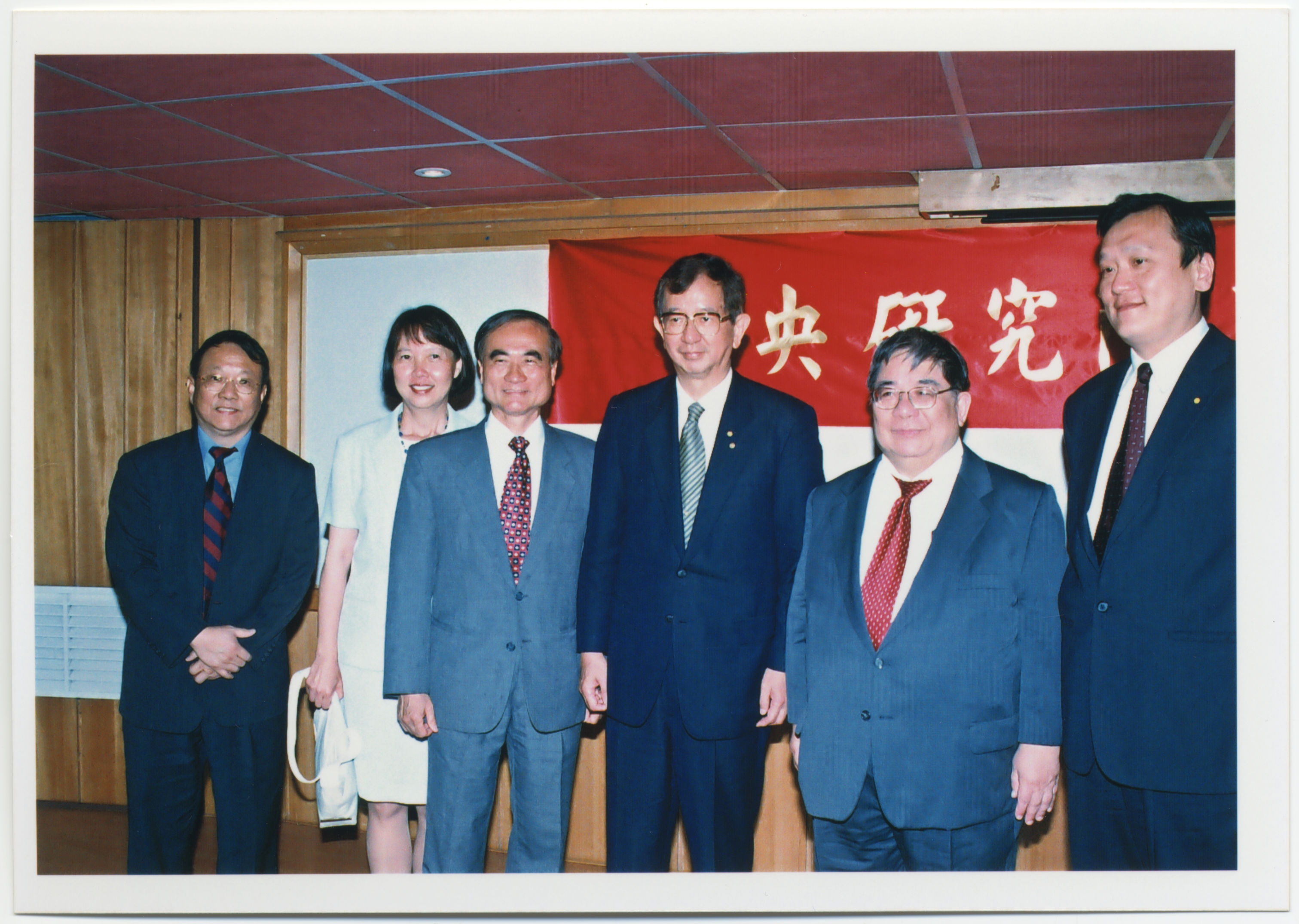 2003年賴明詔院士（左三）於臺灣對抗SARS疫情初期自美返國
